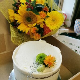 Custom cake and blooms 🌷