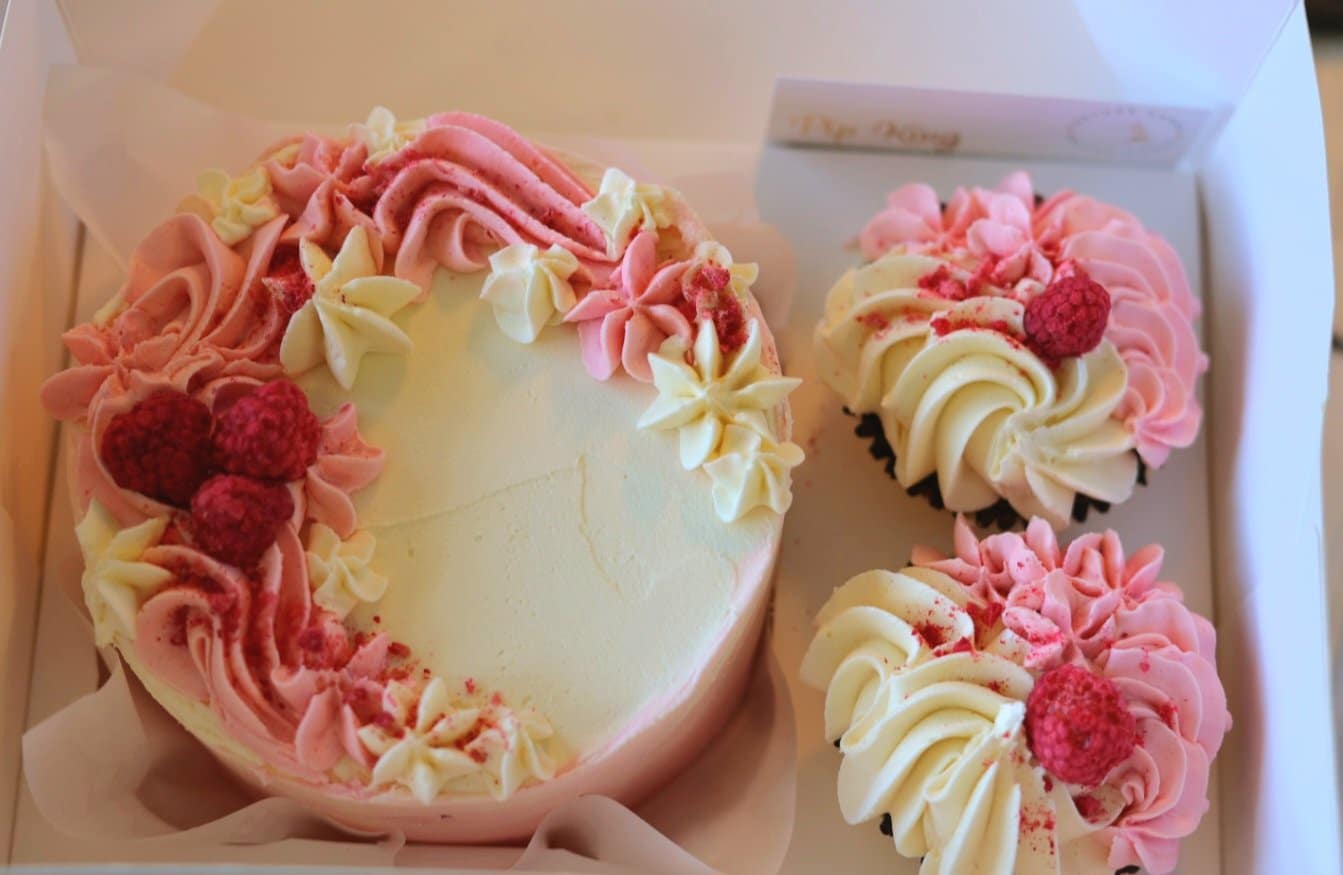 Deluxe Cakes- Cake Bento Box and Blooms - Image 4