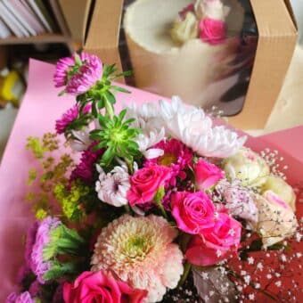 Deluxe Cakes – Mud Cake and Blooms