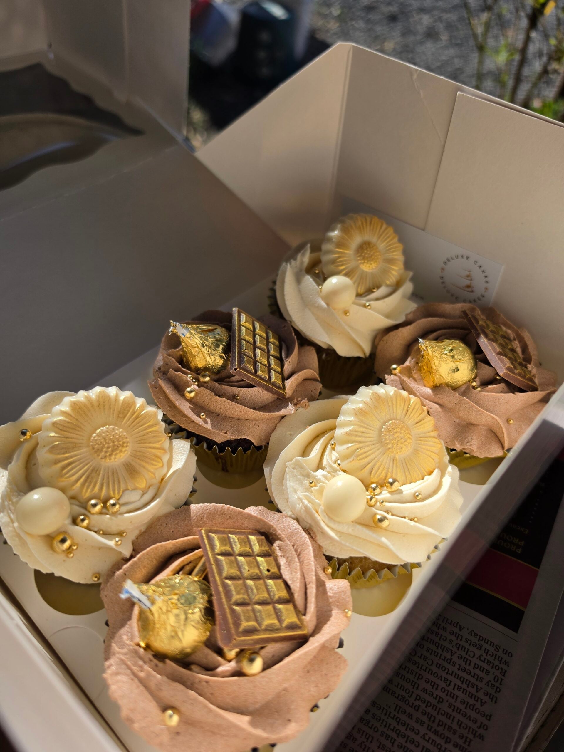 Deluxe Cakes - Cupcakes and Blooms - Image 4