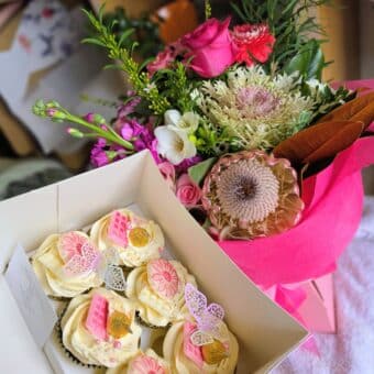 Deluxe Cakes – Cupcakes and Blooms