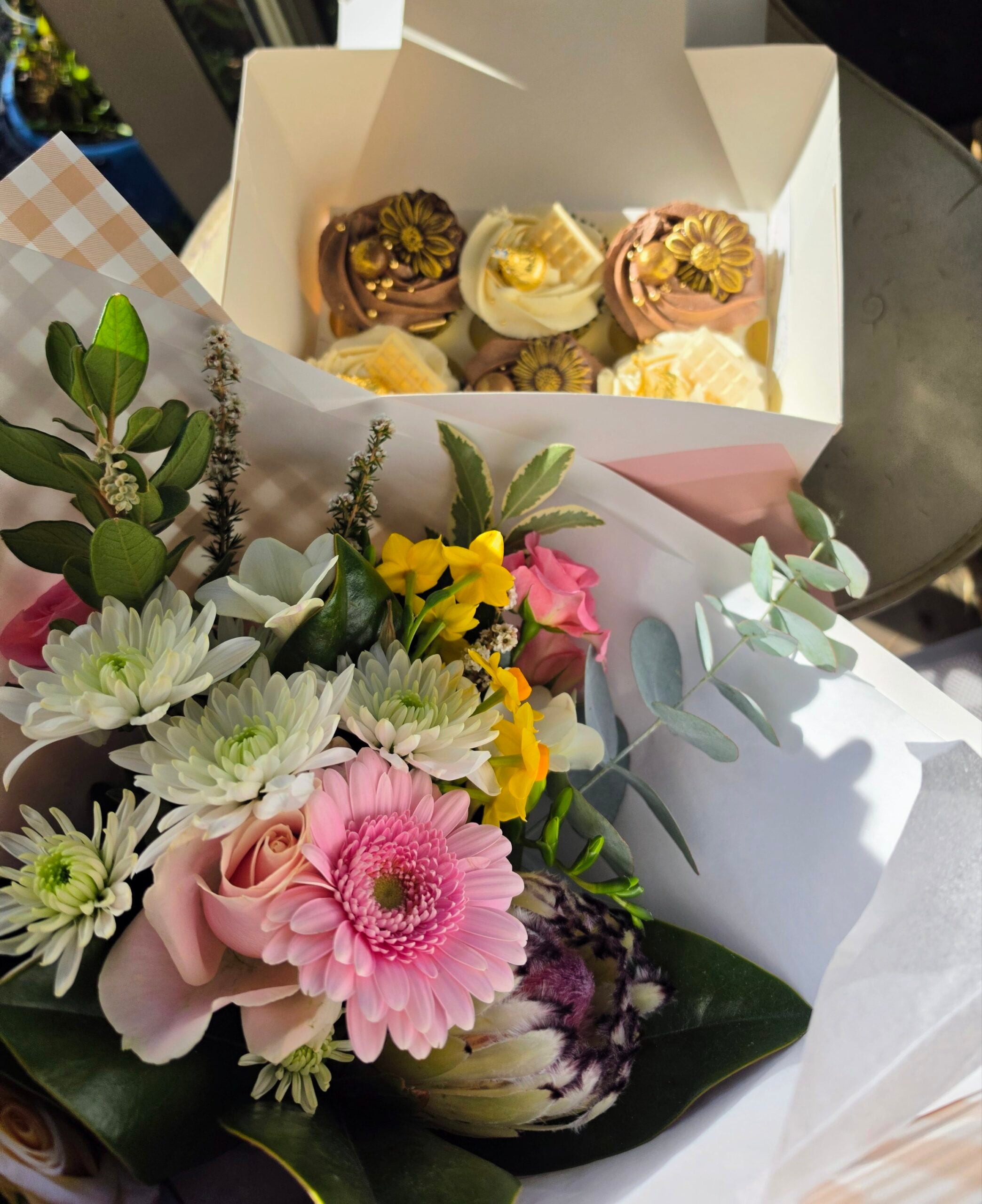 Deluxe Cakes - Cupcakes and Blooms - Image 6